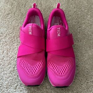 Tiem size 8 hot pink cycling shoes